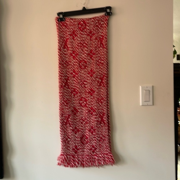 Stunning Louis Vuitton Scarf - Picture 1 of 8